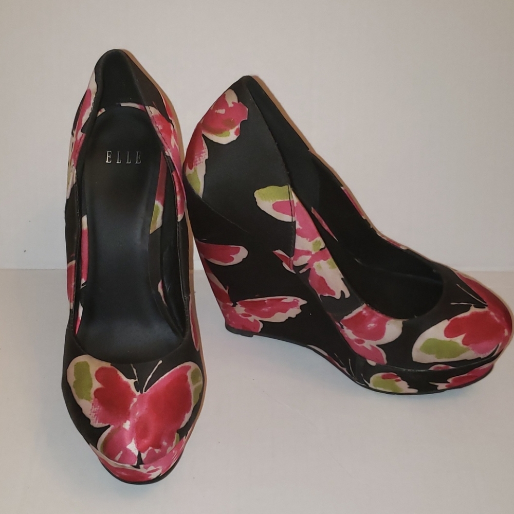 Elle fabric black&floral butterfly wedges